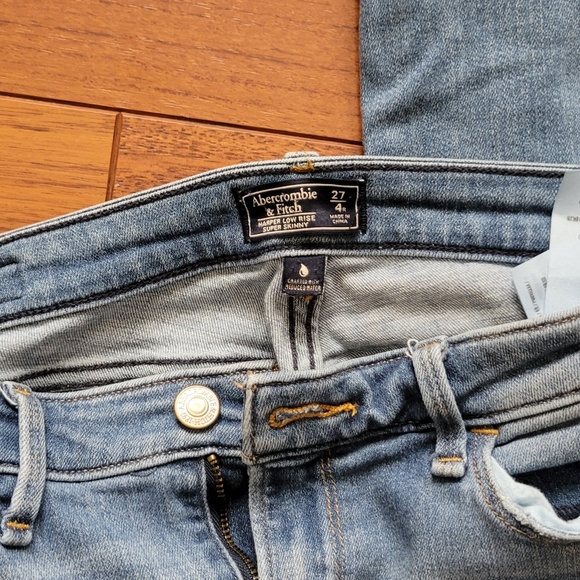 Abercrombie & Fitch Light Wash Jeans - Picture 4 of 4